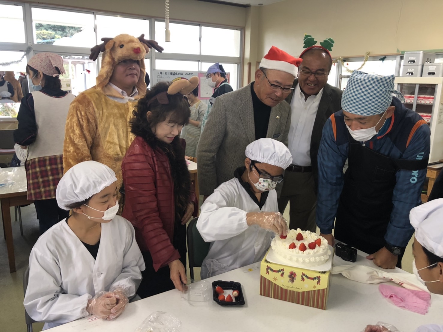 日向ひまわり支援学校クリスマスケーキ作り を行いました